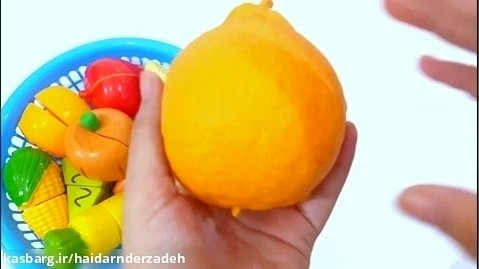 آموزش رنگ ها _ خرد کردن میوه ها با کارد چوبی _ بازی وسرگرمی کودکانه