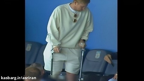 حضور کوین دی بروینه با پای گچ گرفته برای تماشای مسابقه تیمش