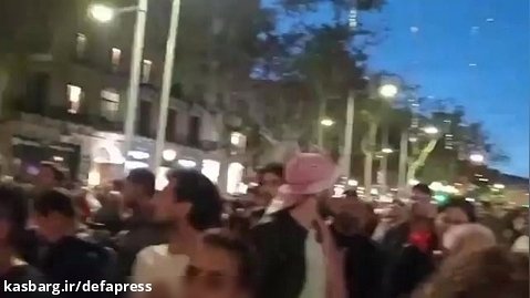 فیلم/ پخش سرود سلام فرمانده در قلب بارسلونا