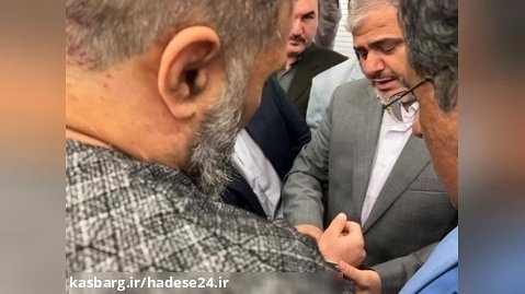 فیلم لحظه باز کردن دستبند یک قاتل توسط رئیس دادگستری تهران