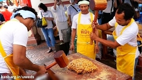 غذای خیابانی تایلند - کوبیدن آب نبات بادام زمینی بانکوک تایلند