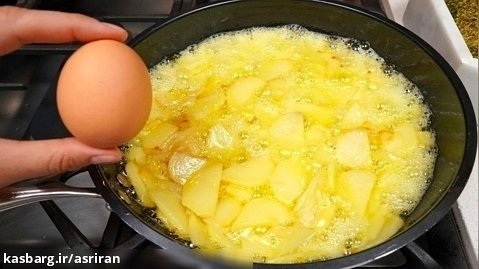اسپانیایی ها سیب زمینی تخم مرغ را به این شکل طبخ می کنند