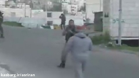 خشونت باورنکردنی سربازان صهیونیستی با مرد فلسطینی که به کمک یک زن رفته بود