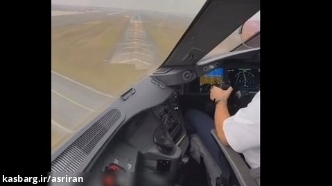 حرکات حیرت انگیز دست خلبان هواپیما هنگام فرود