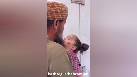 ya mahdi , palestinian father and him girl پدری دخترک شهیدش را می بوسد