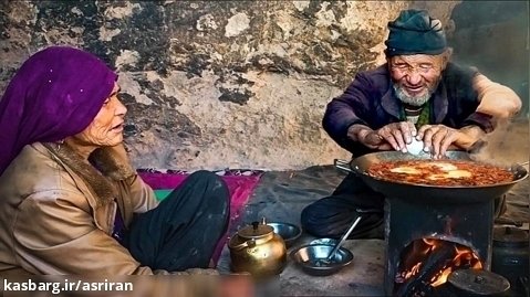 پخت یک غذای سنتی با بادمجان و تخم مرغ توسط زن و مرد مسن افغانستانی