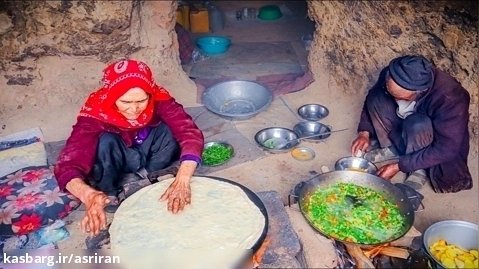 پخت نان و یک غذای محلی با گوجه، سیب زمینی و تخم مرغ توسط زوج افغانستانی