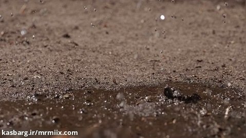 فوتیج اسلوموشن زمین خشک شده و ترک خورده که با آب آبیاری می شود
