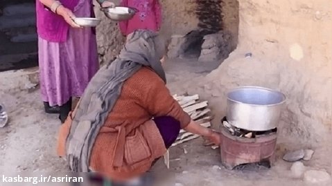 پخت چاپلی کباب با گوشت تیشه ای توسط دو زوج غارنشین افغانستانی