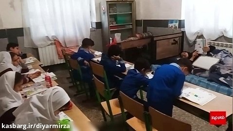 معلم خمامی درازکشیده به دانش آموزان تدریس می کند!