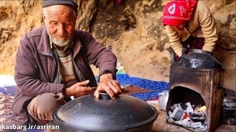 پخت نان روی ساج و قابلی پلو با مرغ توسط زوج مسن افغانستانی