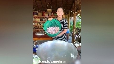 پخت 5 کیلوگرم پای مرغ به سبک و سیاق بانوی روستایی مشهور تایلندی