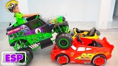 Nikita y Vlad montan en un camión monstruo de juguete
