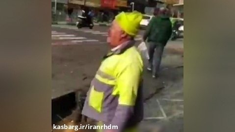 اذان شنیدنی پیرمرد پاکبان در میدان ولیعصرِ تهران