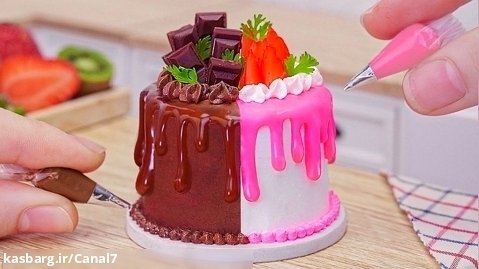 طرز تهیه مینی کیک شکلاتی - تزیین کیک نیمه توت فرنگی نیمه شکلاتی