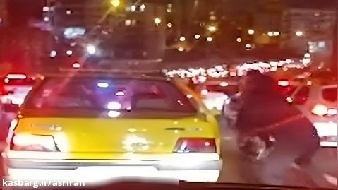 موبایل قاپی در ترافیک مقابل دوربین نیما کرمی مجری تلویزیون