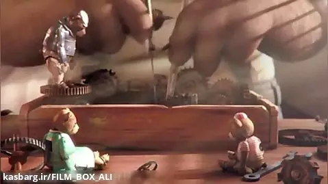 خرس سیرک در جعبه آهنی